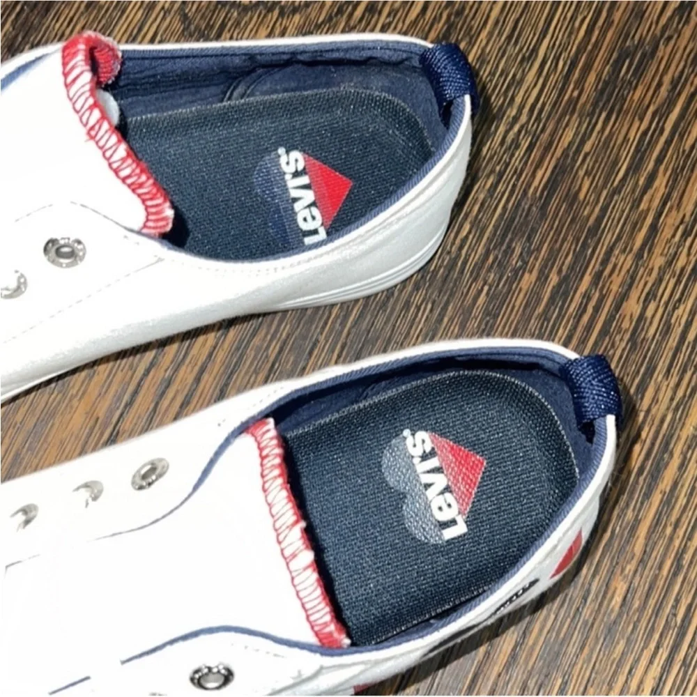 New authentic Levi's woman's designer sneakers sz 11 display